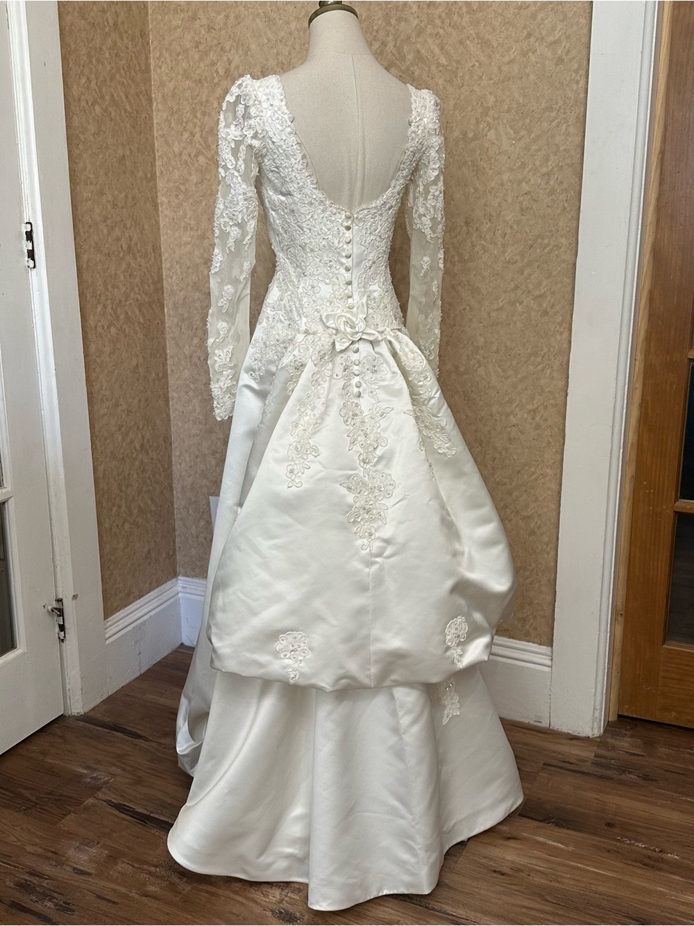 VTG Y2K 2000s White Satin Taffeta Beaded Floral Lace Long Sleeve Wedding Dress